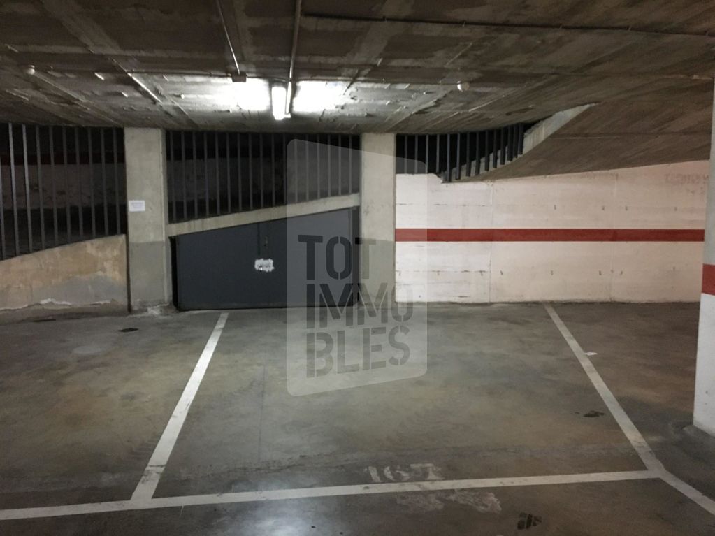 Place de parking pour voitures et motos.