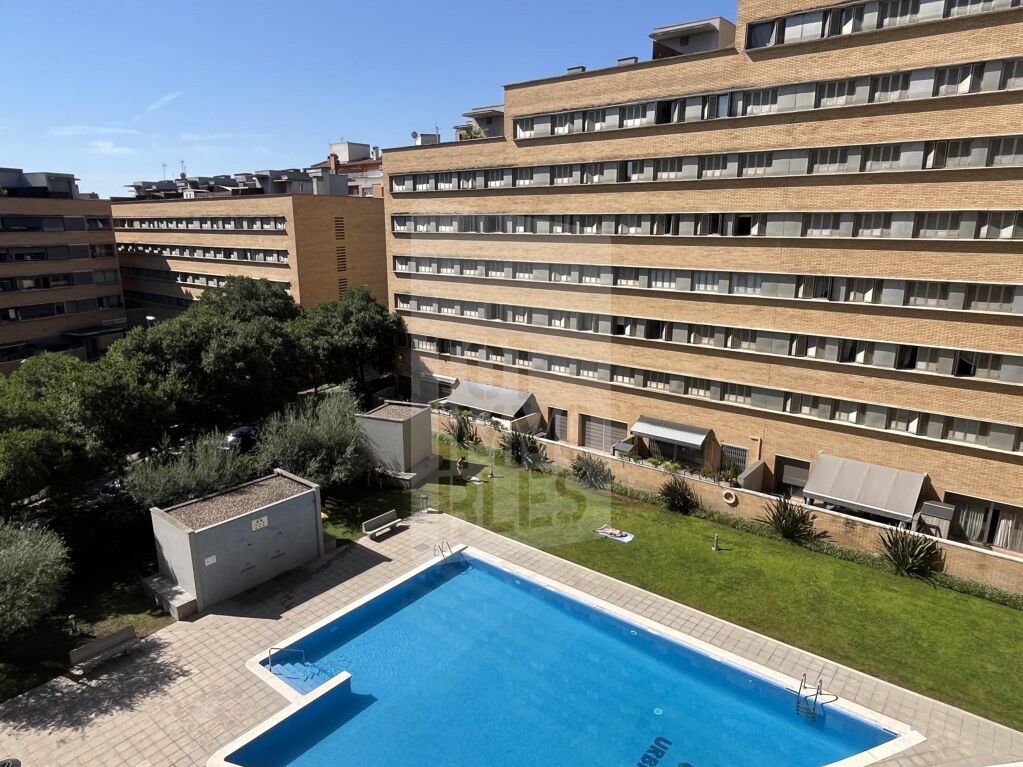 Pis exterior, lluminós i amb piscina a prop de l´estació de Girona