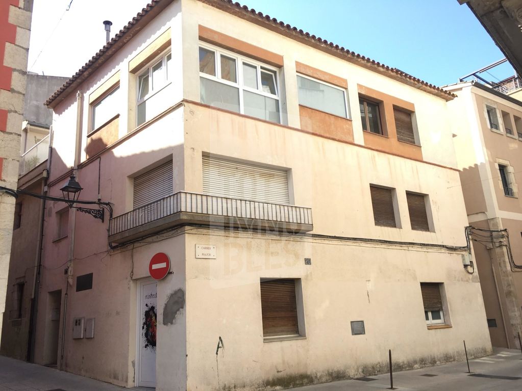 Casa esquinera a tres vientos en el centro del pueblo