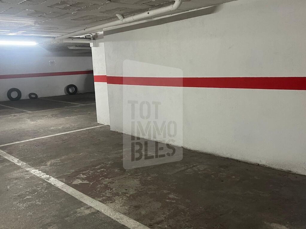 Aparcacament per a cotxe.