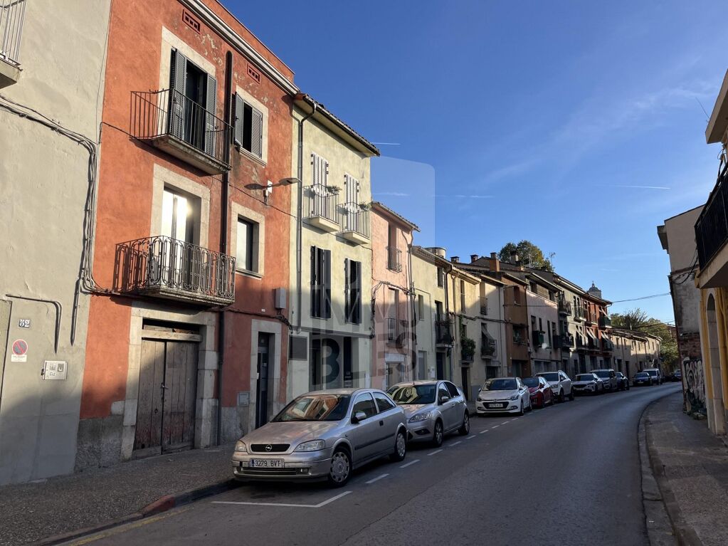 Local per reformar amb gran potencial i encant original