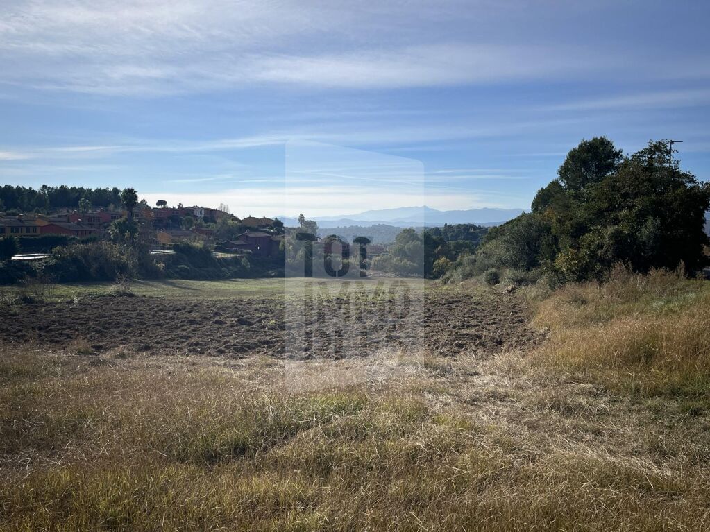 Large plot in exclusive urbanisation of the Girona Golf