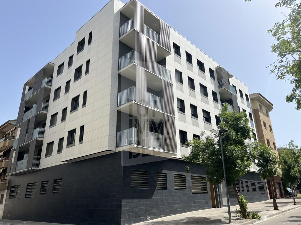 Estrena la teva nova llar amb piscina, jardí i pàrquing en una de les zones més tranquil·les de Girona