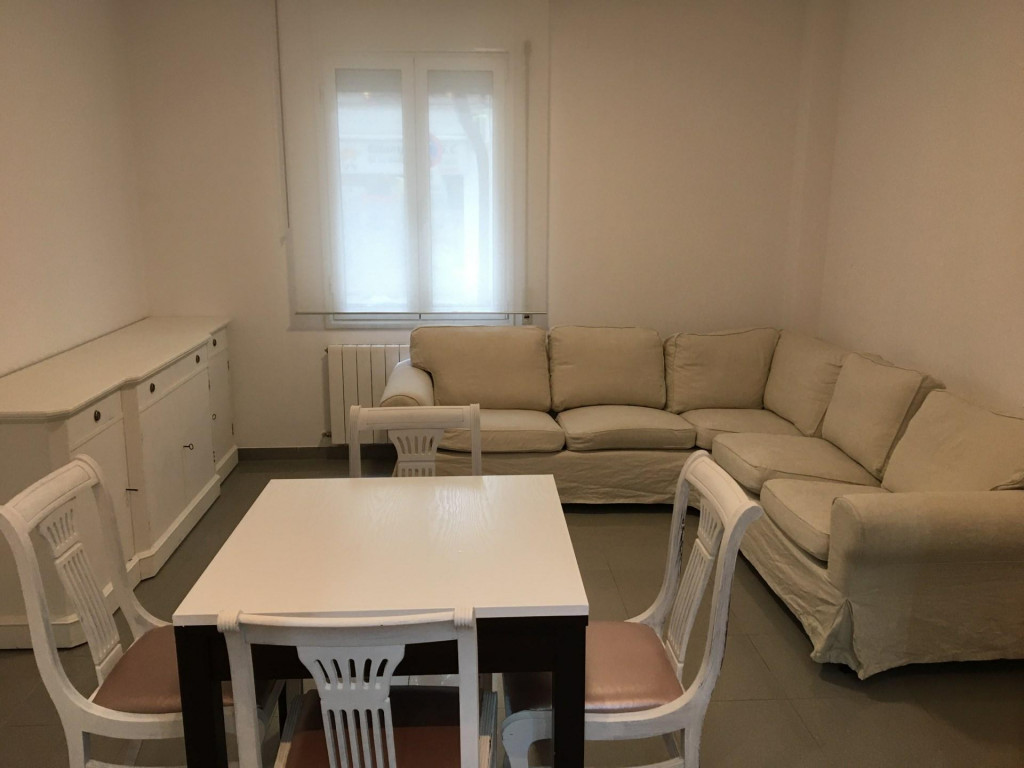 Appartement en location au rez-de-chaussée situé dans le centre.