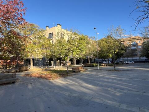 Excellente opportunité pour les investisseurs ! Appartement quasi neuf avec parking dans un quartier en plein développement.