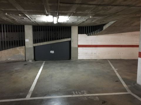 Plaza de aparcamiento para coche y motos.