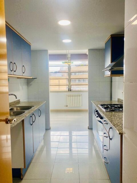 Appartement lumineux avec piscine extérieure près de la gare de Gérone