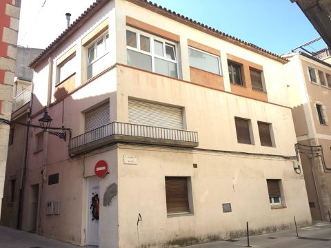 Casa esquinera a tres vientos en el centro del pueblo