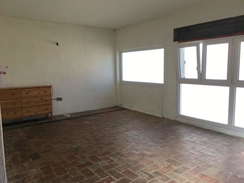 Casa esquinera a tres vientos en el centro del pueblo