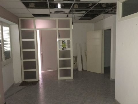 Casa esquinera a tres vientos en el centro del pueblo