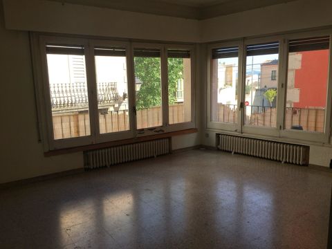 Casa esquinera a tres vientos en el centro del pueblo