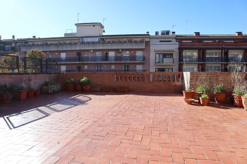 Gran pis familiar amb terrassa, pàrquing i traster a l'Eixample