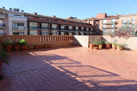 Gran pis familiar amb terrassa, pàrquing i traster a l'Eixample