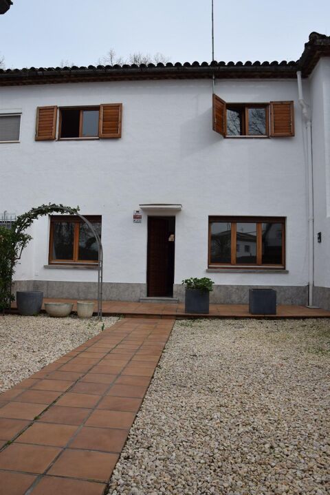 La casa ideal per a la teva família a Sant Narcís, amb jardí i garatge