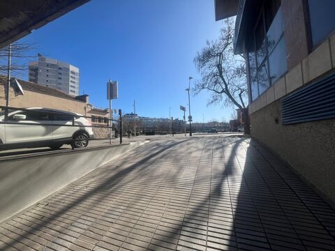 Aparcacament per a cotxe.