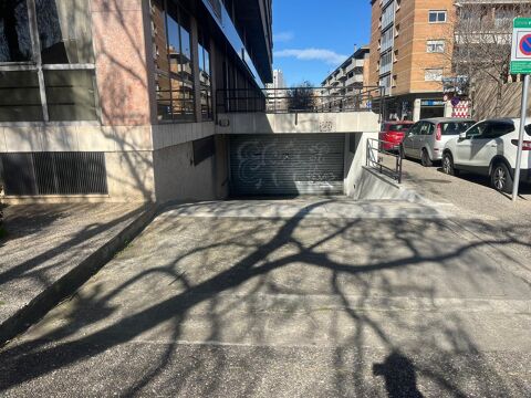 Aparcacament per a cotxe.