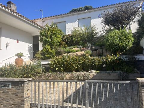 Casa amb espectaculars vistes al mar de Sant Feliu de Guíxols. Tranquilitat, llum i espai a la Costa Brava