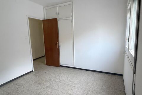 Spacious apartment with large living room in Creu-Migdia