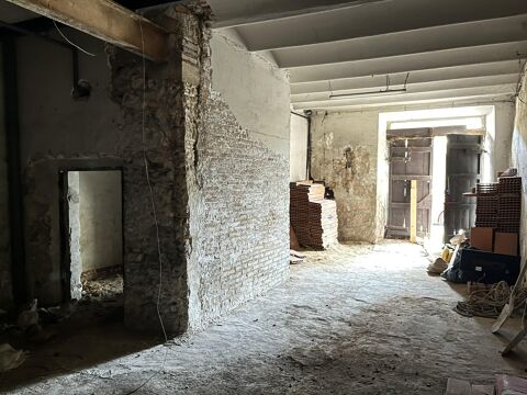 Local per reformar amb gran potencial i encant original