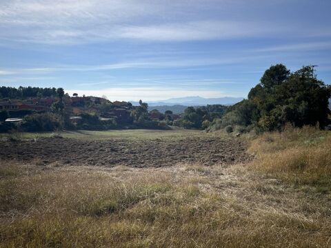 Large plot in exclusive urbanisation of the Girona Golf