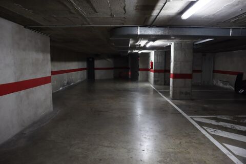 Unique parking space in the Eixample district of Girona, with capacity for several vehicles and a storage room
