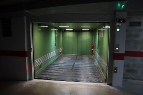 Unique parking space in the Eixample district of Girona, with capacity for several vehicles and a storage room