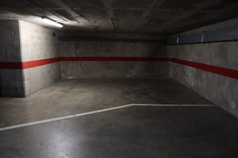 Unique parking space in the Eixample district of Girona, with capacity for several vehicles and a storage room