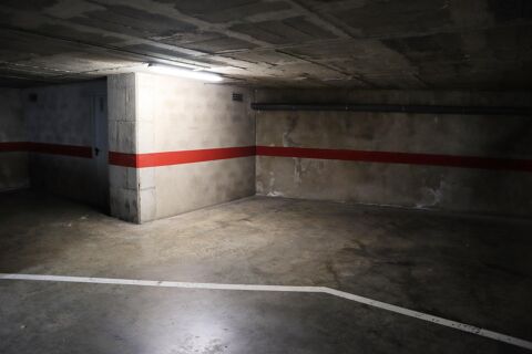 Unique parking space in the Eixample district of Girona, with capacity for several vehicles and a storage room