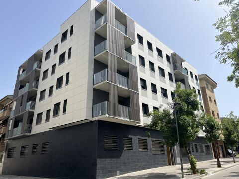 Estrena la teva nova llar amb piscina, jardí i pàrquing en una de les zones més tranquil·les de Girona