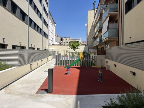 Estrena la teva nova llar amb piscina, jardí i pàrquing en una de les zones més tranquil·les de Girona