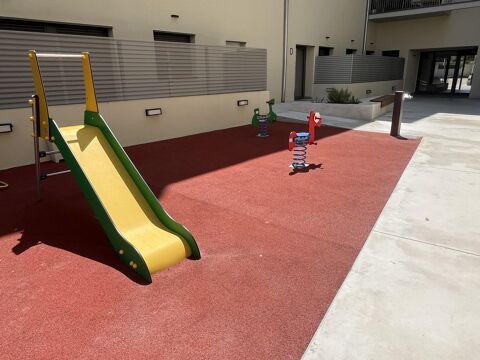 Estrena la teva nova llar amb piscina, jardí i pàrquing en una de les zones més tranquil·les de Girona