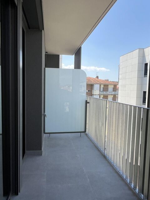 Estrena la teva nova llar amb piscina, jardí i pàrquing en una de les zones més tranquil·les de Girona