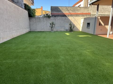 Casa en una sola planta amb jardí, porxo i garatge per a dos cotxes a Vilaroja