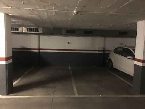 Plaza de aparcamiento para dos coches pequeños en el Eixample
